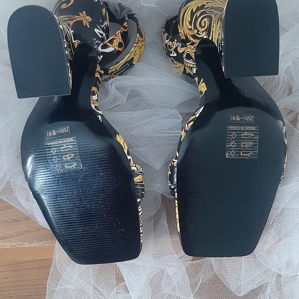 EUC Versace 💛 JEANS COUTURE Black and Gold Patterned Heels SZ 7.5 - Picture 8 of 11